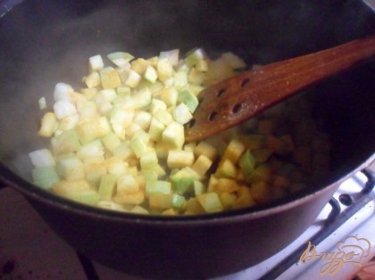 Разогреть растительное масло в сотейнике, выложить кабачки, посыпать цедрой и куркумой. Готовить 5-6 минут.