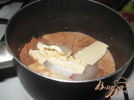 Пока кекс-пирог печется, сварим шоколадную глазурь. Для этого в посуду с антипригарным покрытием кладем: какао-порошок, сахар, молоко и сливочное масло. Количество каждого из компонентов указано в ингредиентах. Включаем небольшой огонь и помешивая доводим до однородной массы. Даем прокипеть минуту-две и готово. Проверено: если просто растопить готовый шоколад, вкус будет тот же. Так что выбирайте - можно сварить глазурь, можно растопить на водяной бане шоколад.