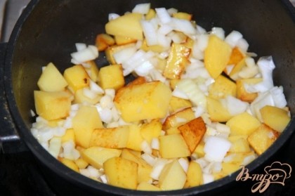 Разогреть в толстостенной кастрюле масло со щепоткой соли, добавить картофель, нарезанный кубиками. Готовить под крышкой, пока картофель не начнёт поджариваться. /Периодичски помешиваем.