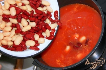 Добавить томатную пасту, бульон (у меня - куриный, но можно и овощной или просто воду) Добавить фасоль (у меня - процеженная из банок, но можно и свежесваренную!)