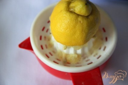 С половины лимона снять цедру. Выдавить сок.