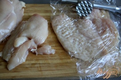 Куриное филе нарезать влоль волокон и отбить слегка через пищевую плёнку. Посолить, поперчить.