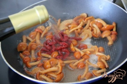 Соус: грибы мелко нарезать, обжарить на сковороде, добавить вино, томатную пасту,