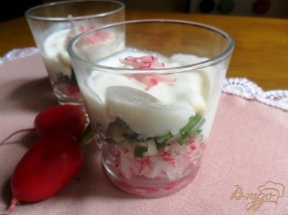 Готово! Полить салат йогуртом и украсить отложенным редисом.Приятного аппетита!