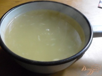 Поместиь имбирь и лимонный сок в эмалированную посуду. Добавить мёд. Влить 1 л крутого кипятка.Дать настояться 1 час. Процедить.