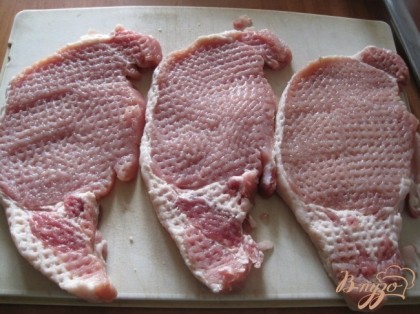 Мясо вымыть, обсушить и нарезать поперек волокон  на одинаковые котлетки шириной не более 1,5см.Отбить с двух сторон через пленку.