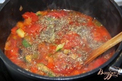 Добавить томаты в томатном соку, порезанные небольшими кусочками, немного вина и орегано. Посолить и поперчить. Тушить овощи, периодически помешивая, без крышки, минут 15-20.