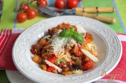 Готово! Овощной Bolognese сразу же подавать на спагетти, посыпать свеженатёртым пармезаном и... приятного аппетита!