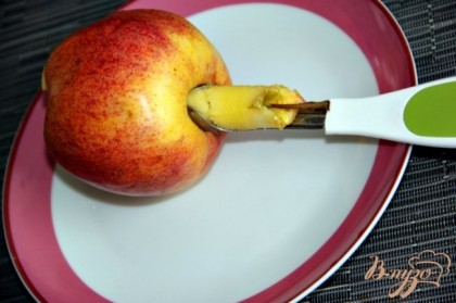 Удалить из яблока сердцевину, обрезать оба края и нарезать яблоко кольцами толщиной 0,7 см.