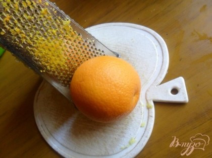 Апельсины вымыть, хорошо обсушить. Тёркой снять цедру, сок отжать.Консервированные ананасы откинуть на дуршлаг. Жидкость собрать.