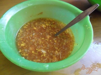 Пюрированное киви, имбирь, сок и цедру апельсинов. жидкость из-под ананасов смешать с соевым соусом. Добавить перец