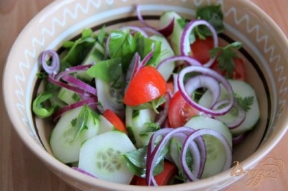 Выложить овощи в салатницу слоями, добавить порванную руками зелень.