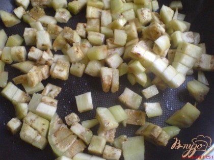 Подготовим овощи: баклажан режем кружочками, солим и оставляем на 30 минут для удаления горечи.1 яйцо варим вкрутую и охлаждаемМоем и чистим сладкий перец, удаляем семена, режем кубиками.Моем кабачок, срезаем кожуру (если она толстая), удаляем семечки (если есть), нарезаем кубиками. Очищенный репчатый лук измельчаем.