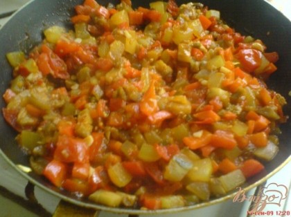На сковороде разогреваем растительное масло, выкладываем овощи и тушим почти до готовности. Чистим чеснок, измельчаем и добавляем вместе с томатной пастой в овощи, солим и тушим до готовности.Овощное рагу охлаждаем.