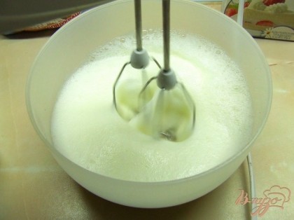 Охлаждённые яичные белки начинаем взбивать с щепоткой соли на малых оборотах до появления пены. Теперь увеличиваем скорость и постепенно добавляем сахарную пудру, буквально по чайной ложке.