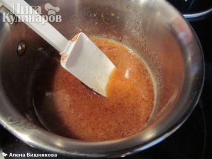 Приготовить начинку из растопленного масла (можно поставить в микроволновую печь на 20-30 секунд), апельсинового сока, апельсиновой цедры, корицы и мускатного ореха.