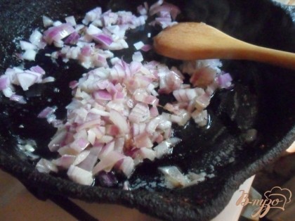 Очистить и порезать кубиками репчатый лук. В сковороде растопить 1 ст л сливочного масла, припустить на нём лук.