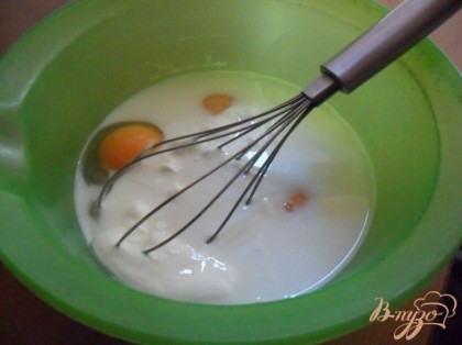 Молоко взбить со сметаной и яйцами.