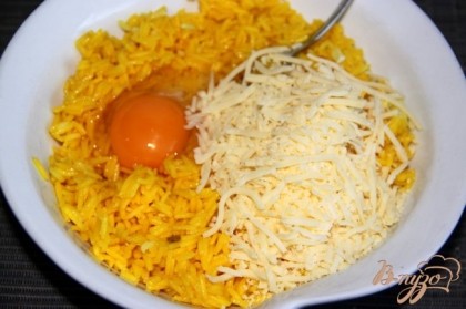 Отварить рис (я добавляю куркуму для жёлтелького цвета, но она не обязательна), промыть под холодной водой. Добавить в рис  яйцо, половину натертого твердого сыра, укроп. Хорошо перемешать.