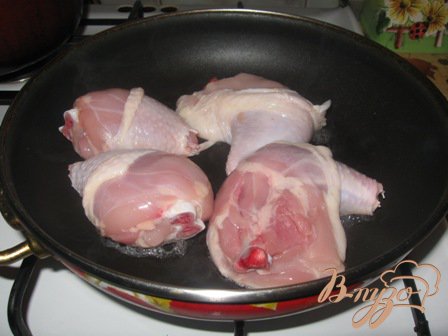 Курицу обжаривать на сковородке минут 10.