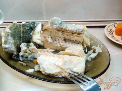 Варила я рыбный суп, да рыбки положила очень уж много, так что супчик получился наваристый и к нему рыбный пирог и салатик!Рыбу отделить от костей и мелко раскрошить.