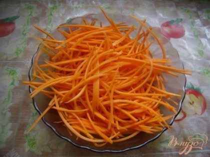 Натереть морковь на терке для корейской моркови.