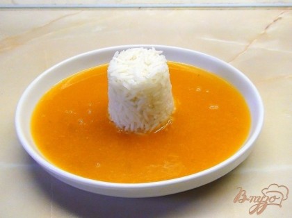 Суп разлить по тарелкам, в каждую порцию добавляем рис и ванильный заварной соус.