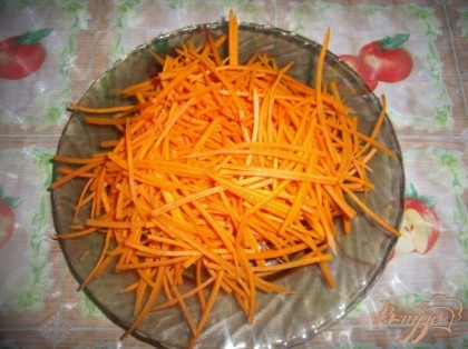 Морковь натереть на терке для корейской морковки.