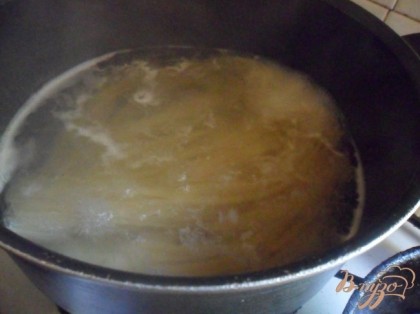 Спагетти отварить в кипящей подсоленной воде до состояния "аль денте".