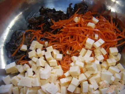 Соединить грибы,морковь и сыр.