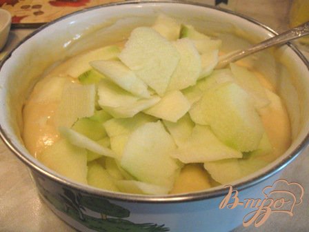 Мелко режем яблоки(без кожуры) и кладем в тесто.