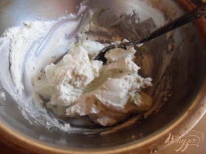 Творожный сыр смешать со сметаной и вассаби. Посолить по вкусу