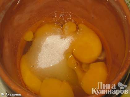 Яйца взбить с сахаром добела.