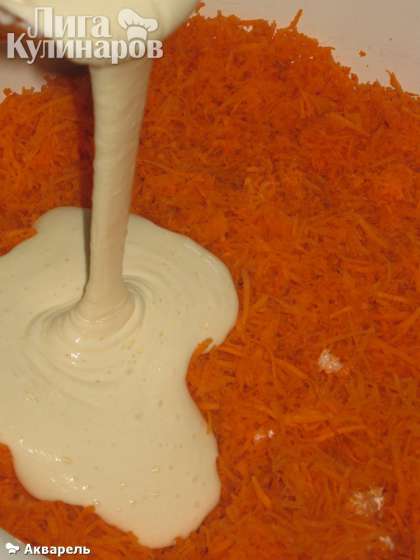 Добавить к тертой моркови  взбитые яйца и тщательно вымешать.