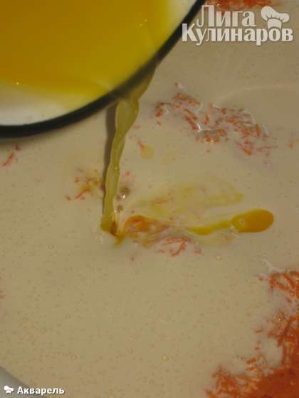 Влить в морковно-яичную массу растопленное сливочное масло, и еще раз перемешать.