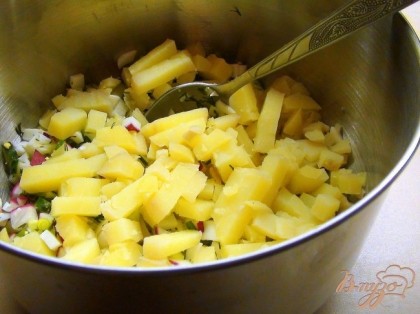 Картофель очистить, остудить и также мелко порезать, добавляем его в миску для смешивания к остальным овощам.