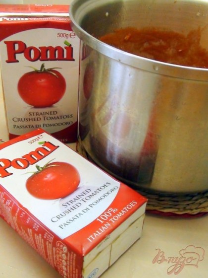 Добавляем протёртые томаты, густоту регулируйте по своему вкусу, доводим до вкуса, добавив сахарный песок и соль. Даём прокипеть минут 10-15, выключаем огонь и даём настояться под крышкой.