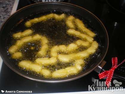 На горячую сковороду наливаем оливковое масло так, чтобы толщина масла была ок 1,5 толщины чуррос. Выкладываем чуррос и обжариваем быстро до золотистого цвета.