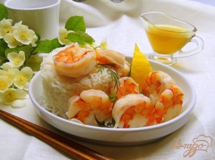 Готово! В тарелку выкладываем порцию риса, украшаем его креветками и подаём с соусом.Приятного аппетита Вам и Вашим близким!