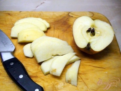 Яблоко почистить и нарезать тонкими ломтиками.