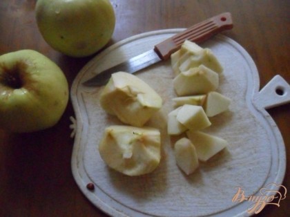 Яблоки вымыть, обсушить полотенцем, очистить от кожуры и разрезать на четверьтинки. Удалить сердцевину и нарезать кубиками.