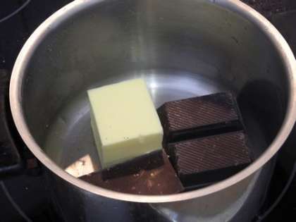Приготовить глазурь растопить шоколадные кубики с маслом