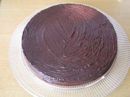 Смазать торт шоколадной глазурью