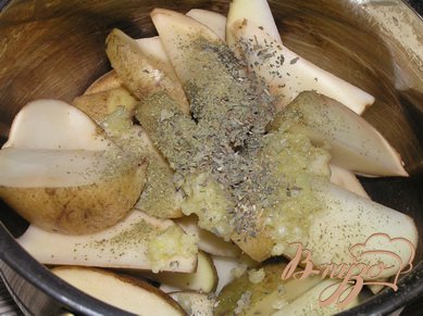 Для гарнира картофель вымыть со щеткой, нарезать крупными дольками, добавить измельченный чеснок, базилик и растительное масло, хорошенько перемешать