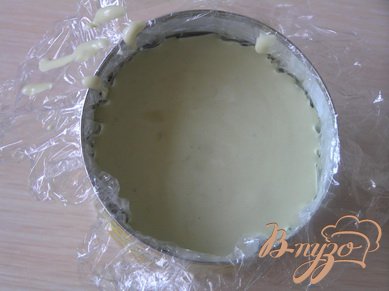 На основу из печенья выложить сырную массу, поставить в холодильник до застывания, примерно на 2-3 часа.