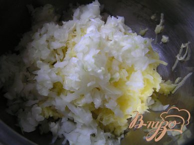 Картофель очистить, натереть на средней терке, добавить лук с чесноком, перемешать (так картофель не потемнеет),