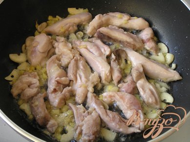 Добавить куриное филе, нарезанное небольшими полосками, жарить около 5 минут, периодически помешивая.