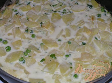 В сковороде разогреть растительное масло, выложить яично-картофельную массу, жарить около 15 минут (я накрывала крышкой) до румяности.