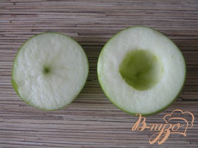 У яблока срезать "крышечку" (примерно 1/4 или 1/3), аккуратно вырезать серединку с косточками,