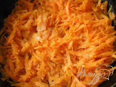 Морковь натереть на крупной тёрке и потушить в растительном масле с добавлением лимонного сока и сахара. Когда морковь станет мягкой и приобретёт желтый оттенок, переложить её в кастрюлю к картофелю.